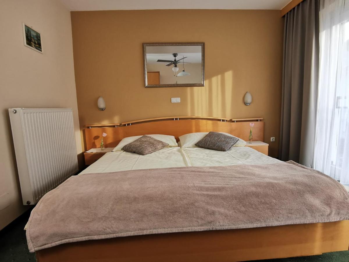 Hotel & Wirtshaus Hoedl-Kaplan Feldbach  Eksteriør billede